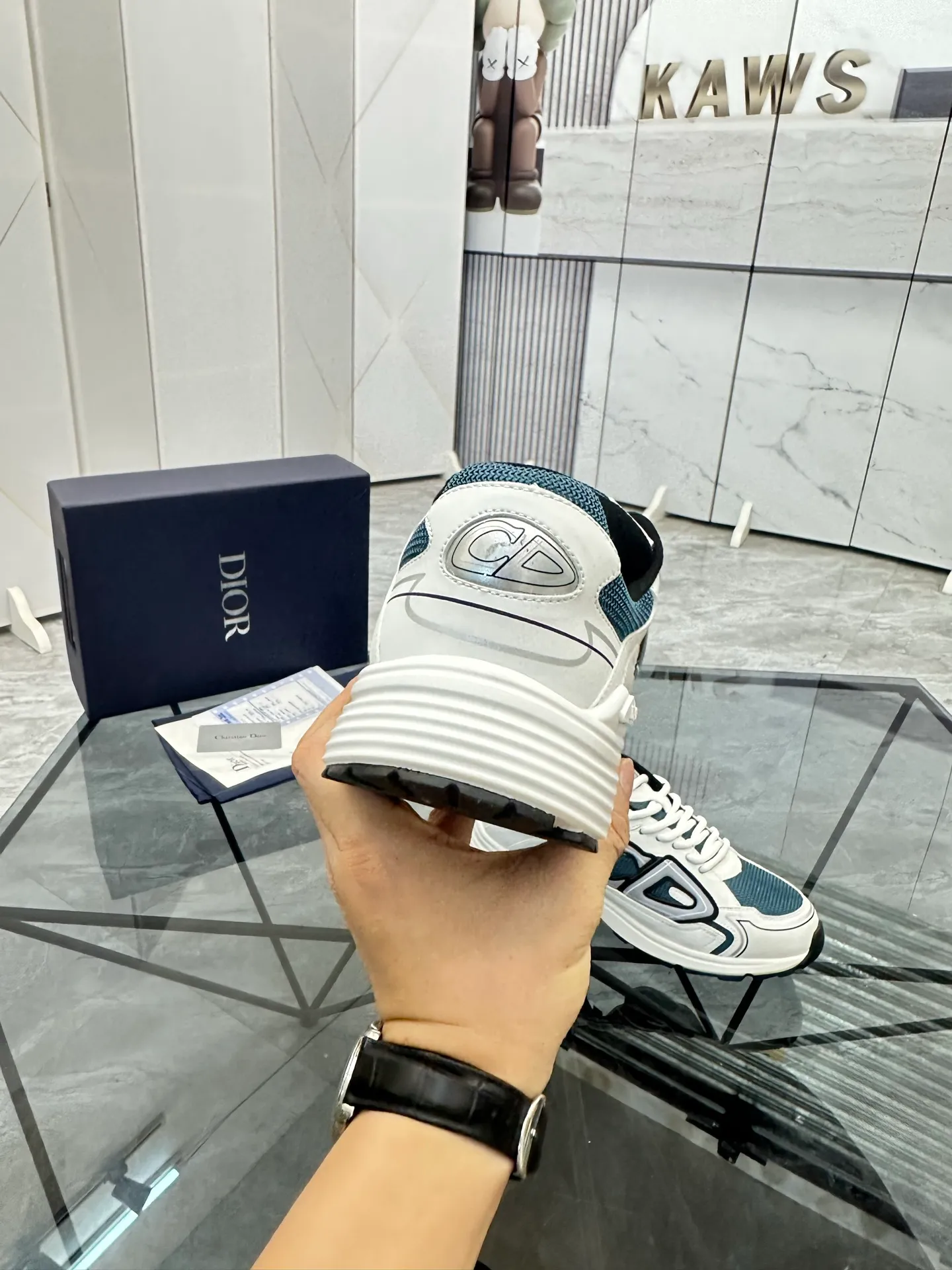 Men's shoes: 💰P400¥ Available in Guangzhou Product trademark: Dior* "Dior*" low-top casual shoes Regular size: 35-46 (can be customized to 47) Couple style Product materials: Upper imported cowhide stitched with original fabric, breathable lining, ultra-light foam original outsole. No.: 007